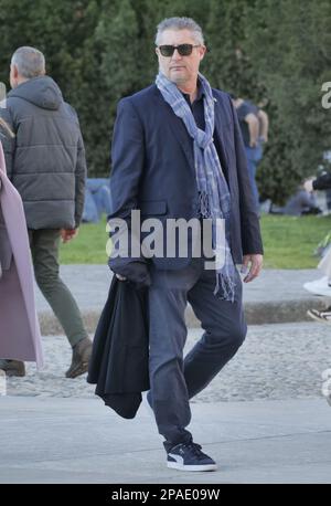 Mailand, Italien. 12. März 2023. Daniele Massaro und seine Frau Carla auf den Straßen von Mailand Credit: Independent Photo Agency/Alamy Live News Stockfoto