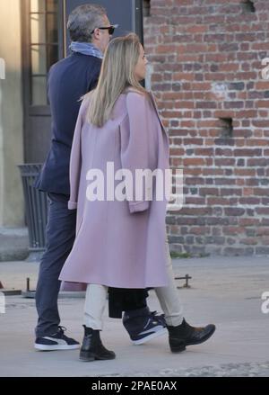 Mailand, Italien. 12. März 2023. Daniele Massaro und seine Frau Carla auf den Straßen von Mailand Credit: Independent Photo Agency/Alamy Live News Stockfoto