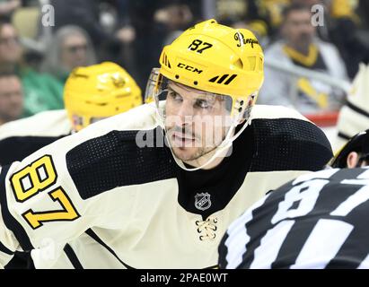 Pittsburgh, Usa. 11. März 2023. Pittsburgh Penguins Center Sidney Crosby (87) wartet darauf, dass der Puck während der dritten Phase der Pinguins 5-1 gegen die Philadelphia Flyers in der PPG Paints Arena in Pittsburgh am Samstag, den 11. März 2023, fällt. Foto: Archie Carpenter/UPI Credit: UPI/Alamy Live News Stockfoto