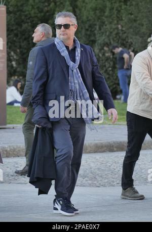 Mailand, Italien. 12. März 2023. Daniele Massaro und seine Frau Carla auf den Straßen von Mailand Credit: Independent Photo Agency/Alamy Live News Stockfoto