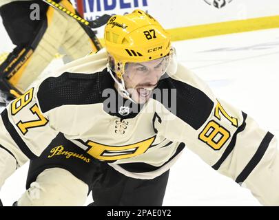 Pittsburgh, Usa. 11. März 2023. Pittsburgh Penguins Center Sidney Crosby (87) taucht während der dritten Phase der Pinguine in der PPG Paints Arena in Pittsburgh 5-1 gegen die Philadelphia Flyers ein. Am Samstag, den 11. März 2023. Foto: Archie Carpenter/UPI Credit: UPI/Alamy Live News Stockfoto