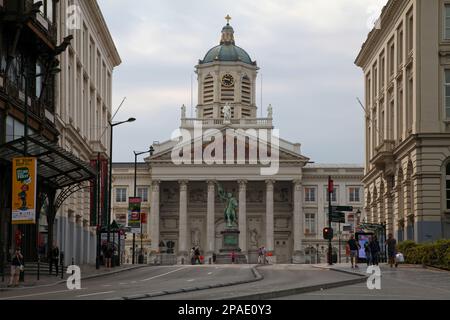 Brüssel, Belgien - August 26 2017: Place Royale mit der Statue Godefroid de Bouillon in der Mitte und hinter der Elise Saint-Jacques-sur-Coud Stockfoto