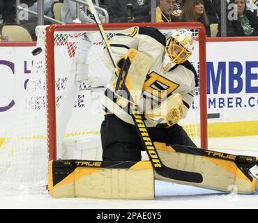 Pittsburgh, Usa. 11. März 2023. Der Torwart der Pittsburgh Penguins Casey DeSmith blockiert am Samstag, den 11. März 2023 in Pittsburgh einen Schuss gegen die Philadelphia Flyers in der PPG Paints Arena in Pittsburgh während der dritten Phase des 5-1. Gewinns. Foto: Archie Carpenter/UPI Credit: UPI/Alamy Live News Stockfoto