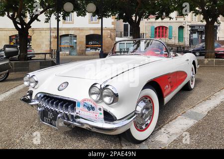 Morlaix, Frankreich - 22 2022. Mai: 1958 Chevrolet Corvette Cabrio auf einem Parkplatz geparkt. Stockfoto