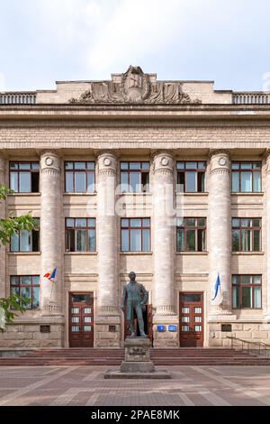 Chisinau, Moldawien - Juni 26 2018: Statue von Vasile Alecsandri vor der Nationalbibliothek von Moldawien. Stockfoto