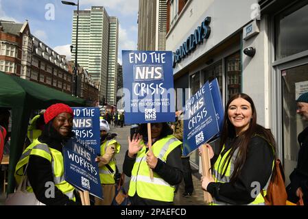 Tausende von Aktivisten marschierten heute durch Central London nach Whitehall, um gegen die Finanzierungsengpässe des NHS zu protestieren, während es die schlimmste Krise aller Zeiten durchlebte. Demonstranten, die in Central London Plakate trugen, um die Krise im NHS zu beheben. Viele Demonstranten befürchten, dass der NHS allmählich in einen verwandelt wird US - Stil private Gesundheitsdienste.Junior Ärzte beginnen am Montag einen dreitägigen Streik um Lohnerhöhungen zu fordern . 500 vermeidbare Todesfälle pro Woche könnten durch staatliche Mittel für den NHS gerettet werden , das Personal hat noch nie eine solche Krise erlebt und leidet unter einer schlechten Arbeitsmoral .. Stockfoto