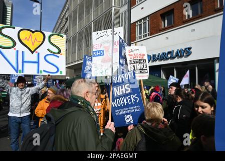 Tausende von Aktivisten marschierten heute durch Central London nach Whitehall, um gegen die Finanzierungsengpässe des NHS zu protestieren, während es die schlimmste Krise aller Zeiten durchlebte. Demonstranten, die in Central London Plakate trugen, um die Krise im NHS zu beheben. Viele Demonstranten befürchten, dass der NHS allmählich in einen verwandelt wird US - Stil private Gesundheitsdienste.Junior Ärzte beginnen am Montag einen dreitägigen Streik um Lohnerhöhungen zu fordern . 500 vermeidbare Todesfälle pro Woche könnten durch staatliche Mittel für den NHS gerettet werden , das Personal hat noch nie eine solche Krise erlebt und leidet unter einer schlechten Arbeitsmoral .. Stockfoto