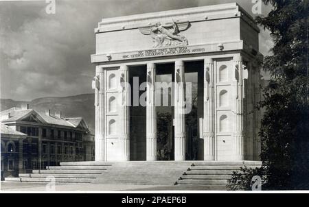 Ca. 1930 , BOZEN , Trentino Südtirol , Italien : Piazza della Vittoria , Arco Monumento alla Vittoria des faschistischen Architekten MARCELLO PIACENTINI ( Roma 1881 - 1960 ) , Vor kurzem wurde mit populäreren Problemen der deutschsprachigen Bewohner - Italia foto Storiche - GESCHICHTE - GEOGRAFIA - GEOGRAFIE - Erster Weltkrieg - PRIMA GUERRA MONDIALE - Weltkrieg - Erster Weltkrieg - Grande Guerra - Denkmal - ARCHITETTURA - ARCHITEKTUR - POLITIK - POLITIK - FASCHISMUS - FASCHISTEN gestritten - FASCHISMUS - Sud Tirolo - Südtirol - Sieg - ---- ARCHIVIO GBB Stockfoto