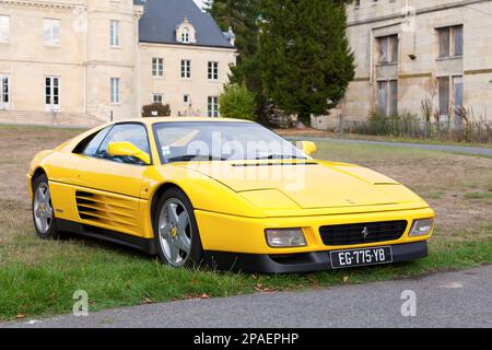 Lamorlaye, Frankreich - September 06 2020: Gelber Ferrari 348 (Typ F119), ein mittelmotoriger V8-motoriger 2-Sitzer-Sportwagen des italienischen Automobilherstellers Ferrar Stockfoto