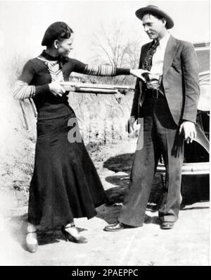 1932 , 23 . Mai , Arkansas , USA : die beiden berühmtesten Gangstern BONNIE PARKER ( 1910 - 1934 ) und CLYDE BARROW ( 1909 - 1934 ) . Waren berüchtigte Gesetzlose, Räuber und Kriminelle, die während der Großen Depression in den Zentralstaaten der USA unterwegs waren. Ihre Heldentaten waren landesweit bekannt. Sie gewannen die Aufmerksamkeit der amerikanischen Presse und ihrer Leser während der manchmal als "Ära des Staatsfeindes" bezeichneten Zeit zwischen 1931 und 1935. Obwohl dieses Paar und seine Bande berüchtigt waren für ihre Banküberfälle, zog es Clyde Barrow vor, kleine Geschäfte oder Tankstellen auszurauben Stockfoto