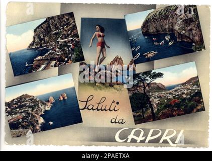 1950 Ca , Isle of CAPRI, Neapel , Italien : MARINA PICCOLA , GROTTA AZZURRA und MARINA GRANDE auf einer Postkarte - Neapel - Neapel - ITALIA - GEOGRAFIE - GEOGRAFIA - FOTOSTORICHE - GESCHICHTE - HISTORISCH - Bagnanti - Mare - Meer - Insel - isola - TURISMO - TOURISMUS - Turisti - Tourist - VACANZE - Reise - Urlaub - spiaggia - Strand - Bikini - Badeanzug - Kostüm da Bagno - Pin-up --- ARCHIVIO GBB Stockfoto