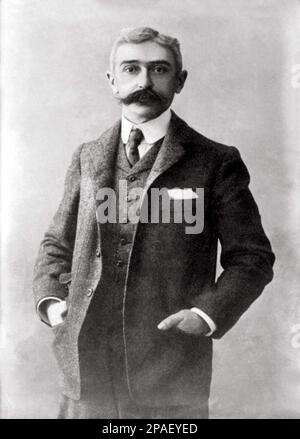 1910 Ca : The Baron PIERRE DE FREDY DE COUBERTIN ( 1863 - 1937 ), Französischer Pädagoge und Historiker, der am besten als Gründer des Internationalen Olympischen Komitees bekannt ist - OLIMPIADE - OLIMPIADI - OLYMPIA - FOTOSTORICHE - GESCHICHTE - Portrait - Rituto - Baffi - Schnurrbart - SPORT - Krawatte - Cravatta - Halsband - colletto - COMITATO OLIMPICO INTERNAZIONALE - nobile - nobili - Noblesse - Nobiltà ---- ARCHIVIO GBB Stockfoto