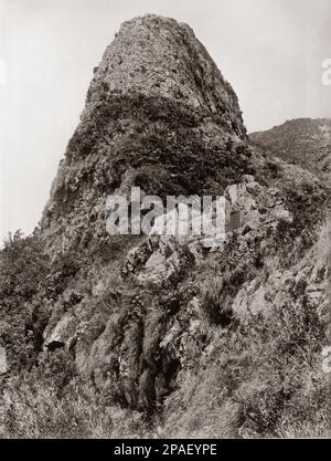 1910 Ca , SAN FERNANDIZ ISLAND , CHILE : Szene der Geschichte von Robinson Crusoe . Rock mit der von der englischen Marine errichteten Tafel zum Gedenken an Alexander Selkirkc ( 1874 ) . Fotos von diesem unvollständigen Set zeigen den Blick auf die Isla Mas a Tierra, einschließlich Cumberland Bay, Juan Fernandez Islands, Chile , wo der schottische Seemann Alexander Selkirk weggeworfen wurde ( 1704 - 1709 ). Selkirks Erfahrung diente als Inspiration für Daniel Defoes Robinson Crusoe. Der britische Schriftsteller , Journalist und Spion DANIEL DE FOE ( oder DEFOE , 1660 London - 1731 ) gewann dauerhaften Ruhm für seinen Roman Robinson Crusoe . - Stockfoto