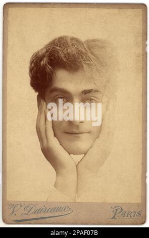 1900 Ca , Paris , Frankreich : der französische Theaterschauspieler EDOUARD DE MAX ( geboren Eduard-Alexandre Max , 14 . februar 1869 , Jassy , Rumänien - 28 . oktober 1924 , Paris , Frankreich ). Foto von V. Daireaux , Paris - TEATRO - Theater - Attore - Portrait - Rituto - Homosexuell - Homosexualität - Omossuale - omosessualità - LGBT - GAY - Mani - Hände ---- ARCHIVIO GBB Stockfoto