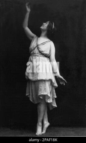 1910 Ca , München , Deutschland : die amerikanische Revolutantänzerin ISADORA DUNCAN ( San Francisco 1878 - Nizza , Frankreich 1927 ) , Gründer von Free Dance , verheiratet mit dem russischen schwulen Dichter Sergei Esenin , Liebhaber des Theaterregisseurs Gordon Craig . Foto: Studio Elvira , München - TANZ - DANZA - Ballerina - rivoluzionaria - Avanguardia - Avantgarde - antikes griechisch-römisches Kleid - Vestito all'antica greco-romano - DANZA LIBERA - BALLETTO - TEATRO - Garten - Giardino - Scialle - BALLERINA - TÄNZER - DIVA - DIVINA - AVMODERANGUARDIA - THEATER - MODERNISMO - MODERNISMUS - Beine - Gambe - barfuß Stockfoto