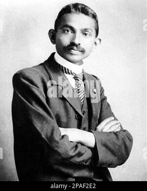 1906 : der pazifistische indische Führer MAHATMA GANDHI ( Mohandas Karamchand Gandhi , 1869 - 1948 ) war ein bedeutender politischer und spiritueller Führer Indiens und der indischen Unabhängigkeitsbewegung. Auf diesem Foto, als Gandhi als Anwalt in Südafrika - POLITIKER - POLITIKA - POLITIK - PAZIFISMUS - PAZIFIST - PACIFISTA - PACIFISMO - Baffi - Schnurrbart - Krawatte - Cravatta - colletto - Halsband - INDIEN - personalita' da giovane giovane - Persönlichkeit personaòlities als Kind --- ARCHIVIO GBB Stockfoto