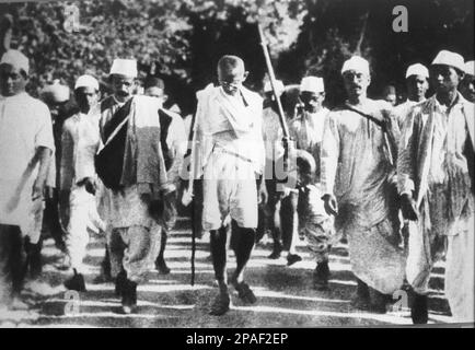1930 : der pazifistische indische Führer MAHATMA GANDHI ( Mohandas Karamchand Gandhi , 1869 - 1948 ) war ein bedeutender politischer und spiritueller Führer Indiens und der indischen Unabhängigkeitsbewegung. Gandhi während des Salzmarschs, März 1930 - POLITIKER - POLITIK - POLITIK - PAZIFISMUS - PAZIFIST - PACIFISTA - PACIFISMO - INDIEN ---- ARCHIVIO GBB Stockfoto