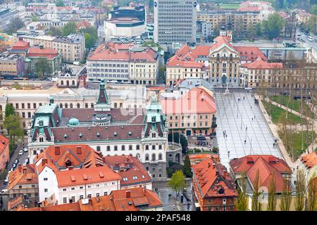 Ljubljana, Slowenien - April 09 2019: Die Universität von Ljubljana und die ursulinische Kirche der Heiligen Dreifaltigkeit aus der Vogelperspektive vom Turm der Besetzung Stockfoto