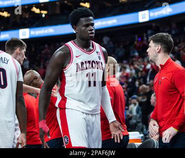 März 10 2023 Las Vegas, NV, USA Arizona Wildcats Center Oumar Ballo (11) geht während des NCAA Pac 12 Männer Basketball Tournament Semifinals zwischen Arizona Wildcats und den Arizona State Sun Devils auf die Bank. Arizona besiegte Arizona State 78-59 in der T Mobile Arena Las Vegas, NV. Thurman James/CSM Stockfoto