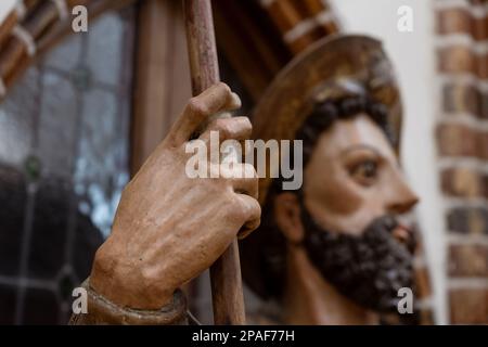 Details einer polychromen Figur des Heiligen James als Pilger (Santiago Peregrino) im El Museo de los Caminos im Episkopalpalast in Astorg Stockfoto