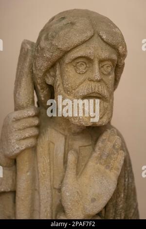 Kopie einer Steinstatue des Heiligen James aus dem 11. Jahrhundert als Pilger (Santiago Peregrino) im El Museo de los Caminos im Episkopalpalast in Stockfoto