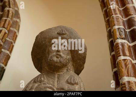 Kopie einer romanischen Steinstatue des Heiligen James als Pilger (Santiago Peregrino) im El Museo de los Caminos im Episkopalpalast in AS Stockfoto