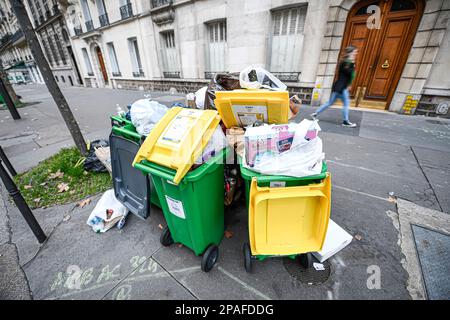 Paris, Frankreich. 12. März 2023. Die Abbildung zeigt volle Behälter am 11. März 2023 in Paris. Ein Streik von Müllsammlern in Frankreich hat dazu geführt, dass sich in den Straßen von Paris Müll anhäufte und Einheimische und Touristen der französischen Hauptstadt überließen, die sich mit Augenschmerzen, schlechten Gerüchen und Nagetierschädlingen auseinandersetzen musste. In den letzten 10 Tagen haben Sammler von Garagen, die sich über Regierungsreformen des Rentensystems streiken, sechs der sieben Verbrennungsanlagen in der Region Paris blockiert. Da es nirgends einen Müll gibt, werden Mülltonnen in mehreren Teilen der Stadt nicht gesammelt und der Müll wird auf Gehwegen verrottet und Stockfoto