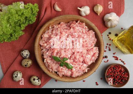 Rohes Hähnchenfleisch und Zutaten auf grauem Tisch, flach liegend Stockfoto