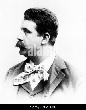 Der gefeierte italienische Opernkomponist RUGGERO LEONCAVALLO ( Neapel 1857 - Montecatini 1919 ) , Autor von Pagliacci ( 1892 ) , Zaza' ( 1900 ) und Boheme ( 1897 ) MUSICA CLASSICA - LIRICA - klassisch - MUSICISTA - COMPOSITORE - VERISMO - TEATRO - THEATER - Operetta - Baffi - Schnurrbart - Cravatta - Krawatte - Fiocco - papillon - Uomo grasso - Fettsack - profilo - Profil --- ARCHIVIO GBB Stockfoto