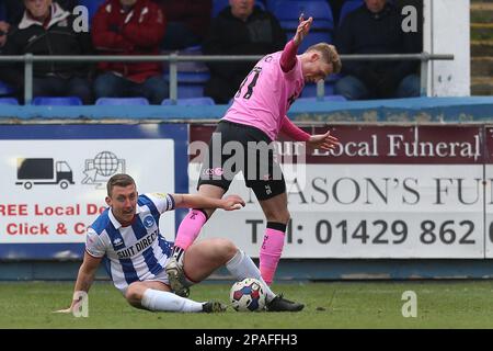 David Ferguson von Hartlepool United in Aktion mit Mitch Pinnock von Northampton Town während des Spiels der Sky Bet League 2 zwischen Hartlepool United und Northampton Town am Samstag, den 11. März 2023 im Victoria Park in Hartlepool. (Foto: Mark Fletcher | MI News) Guthaben: MI News & Sport /Alamy Live News Stockfoto