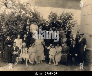 1920 Ca , Bergamo , Italien : HOCHZEIT , Hochzeitsgesellschaft Mittagessen - MATRIMONIO - NOZZE - abito da SPOSA - HOCHZEITSKLEID - BRAUT - Cerimonia - FOTO STORICHE - GESCHICHTSFOTOS - -SVIZZERA - Hut - cappello - XX. JAHRHUNDERT - NOVECENTO - FAMIGLIA - FAMILIE - MAMMA - PARENTI - ELTERN - Parentela - Innamorati - Liebhaber - Festa - ricevimento - SUOCERI - SUOCERA - COPPIA - PAAR ---- ARCHIVIO GBB Stockfoto