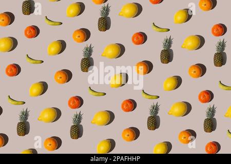 Kreatives isometrisches Muster mit tropischen Früchten auf beigefarbenem Hintergrund. Minimalistisches Sommerobstlayout. Stockfoto