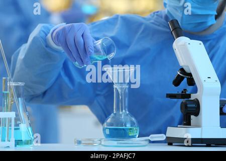 Wissenschaftler, der mit Proben im Labor arbeitet, Nahaufnahme. Medizinische Forschung Stockfoto