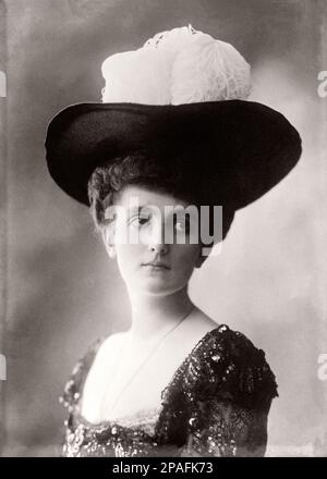 Ca. 1900 , Montenegro : Prinzessin Natalija ( NATALIE - Nathalie ) Konstantinovic ( 1882-1950 ), Tochter von Alexander Konstantinowitsch und Ehefrau Milena Opuich, am 25. Juli 1902 in Cetinje. Verheiratet mit Prinz MIRKO von MONTENEGRO Petrovic-Njegos Grand Voivode von Grahovo und Zeta ( 1879 - 1918 ) . Vor der Scheidung im Jahr 1917 hatte das Paar fünf Söhne: Stephan (1903-1908), Stanislaw (1905-1907), Michael (1908-1986), Pavle (1910-1933) und Emmanuel (1912-1928). Mirko war der Sohn von König Nicholas I. und Königin Milena von Montenegro. Ihr ältester überlebender Sohn, Prinz Michael von Montenegro, ist Nachfolger von M. Stockfoto