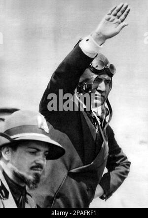 Der italienische Faschist Duce BENITO MUSSOLINI mit Pilotenkappe und ITALO BALBO - Rituto - Portrait - POLITICA - POLITICA - POLITICO - ITALIA - POLITIC - Portrait - ITALIEN - FASCHISMO - FASCHISMUS - FASCHCISTA - Saluto fascista romano - Zweiter Weltkrieg - SECONDA GUERRA MONDIALE - 2. - COLOSSEO - ROM - ITALIA - AVIATORE - AVIAZIONE --- ARCHIVIO GBB Stockfoto