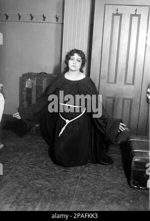 1922 , New York , USA : die italienische Sopransängerin CLAUDIA MUZIO ( 1889 - 1936 ) im Metropolitan Opera Theatre , dessen internationale Karriere zu den erfolgreichsten des frühen 20. Jahrhunderts gehörte. Muzio feierte 1910 ihr Operndebüt in der Titelrolle von Massenets Manon, Und trotz ihrer Jugend machte sie in den italienischen Opernhäusern rasante Fortschritte, die 1913 in Mailand (als Desdemona in Verdis Otello), 1914 in Paris (als Desdemona) und in Covent Garden (als Puccinis Manon Lescaut) zu Debüts in La Scala führten; Sie blieb in London, um andere Rollen zu singen, darunter Mimi und Tosca Stockfoto