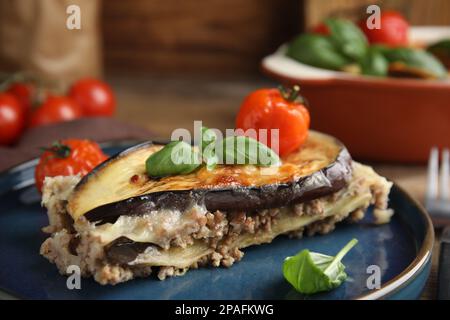 Teller mit leckerer Auberginen-Lasagne auf dem Tisch, Nahaufnahme Stockfoto