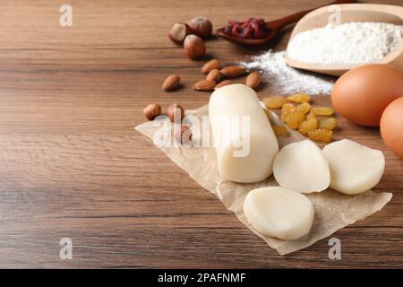 Marzipan und andere Zutaten für hausgemachtes Stollen auf einem Holztisch. Traditionelles deutsches Weihnachtsbrot backen Stockfoto