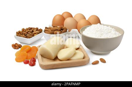 Marzipan und andere Zutaten für hausgemachtes Stollen auf weißem Hintergrund. Traditionelles deutsches Weihnachtsbrot backen Stockfoto