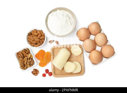 Marzipan und andere Zutaten für hausgemachtes Stollen auf weißem Hintergrund, Draufsicht. Traditionelles deutsches Weihnachtsbrot backen Stockfoto