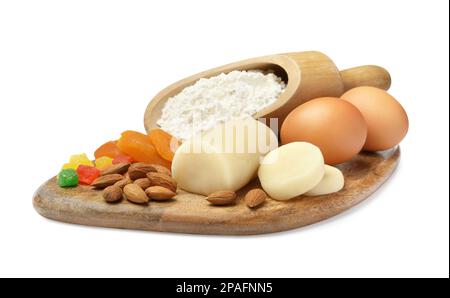 Marzipan und andere Zutaten für hausgemachtes Stollen auf weißem Hintergrund. Traditionelles deutsches Weihnachtsbrot backen Stockfoto
