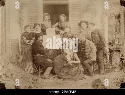 Ca. 1880 , LAGO di COMO , ITALIEN : eine Gesellschaft von Freunden mit Damen in folkloristischen traditionellen Kostümen wie LUCIA MONDELLA , die Rolle des berühmtesten italienischen Romans I PROMESSI SPOSED von ALESSANDRO MANZONI . Diese Gruppe besteht aus: Einer Gruppe von Modellen und Malern - POETA - POESIA - POESIE - POESIE - SCRITTORE - LETTERATO - LITERATUR - LETTERATURA - LECCO - LOMBARDEI - LOMBARDEI - ITALIA - FOTOSTORICHE - GESCHICHTE - GEOGRAFIA - GEOGRAFIE - - KOSTÜM TRADIZIONALE REGIONALE - Pittore - Kunst - perle - Donna - Woman - OTTOCENTO - 800 - '800 - VILLEGGIATURA - JOUR Stockfoto