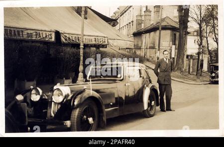 1933 , Frankreich : der italienische Prinz GUIDO PIGNATELLI Duchessa di MONTECALVO Aragona Cortes Marquis Paglietta und San Marco Lacatola di Volturana ( San Paolo Celsito, Neapel , 1906 - Palermo 1967 ) mit seinem Auto während einer Europareise . Zwei Mal verheiratet. Die erste mit der amerikanischen Journalistin und Schriftstellerin CONSTANZA ( Costanza ) GRENELLE WILCOX ( geboren 1895 Ca in den USA ) verheiratet in Madison ( USA ) 1925 . Geschieden in Reno ( Nevada , USA ) am Tag des 24 . april 1937 . Aus dieser Ehe wurde die Tochter Maria Elena ( Marilena ) Pignatelli di Montecalvo ( geboren am 29. märz in Florenz , Italien Stockfoto