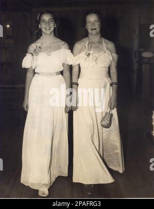 1947 Ca , Wisconsin , Mass , USA : Prinzessin Constance Grenelle Wilcox mit seiner Tochter Prinzessin Marilena Pignatelli , einer der Vermutungen , die an einem Dinnertanz im Madison Beach Club teilgenommen haben . DIE amerikanische Journalistin und Schriftstellerin Prinzessin CONSTANZA ( Costanza ) PIGNATELLI Duchessa di MONTECALVO Aragona Cortes ( geb. Constance GRENELLE WILCOX , geb. Araund 1895 Ca in den USA ) verheiratet in Madison (USA ) Der 28. august 1925 mit dem italienischen Prinzen Guido Pignatelli Duca di Montecalvo marquis Paglietta und san Marco Lacatola di Volturana ( San Paolo Celsito, Neapel , 1906 - Palermo 1967 ). Geschieden in Reno ( Stockfoto