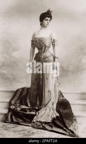 1890 Ca , Neapel , Italien : die gefeierte italienische Prinzessin ROSINA ( Rosa ) PIGNATELLI ARAGONA CORTES di Terranova ( Palermo 1869 - Neapel 1955 ) in schicker Kleidung für einen Maskenball . Geboren aus der Duca FICI di AMAFI . Rosina heiratete den Prinzen Diego Pignatelli Aragona Cortes ( Palermo 1862 - Neapel 1930 ), der die wunderschöne VILLA PIGNATELLI an der Riviera di Chiaia in Neapel besticht. Nach dem Tod von Prinzessin Rosina wurde die Villa dem Stato Italiano und heute eine Figur wie das Museo Diego Pignatelli Aragona Cortes gegeben . Rosina war die Mutter von 5 Kindern ohne Nachkommen: prinz Antonio ( 1887 - 1954 , Stockfoto