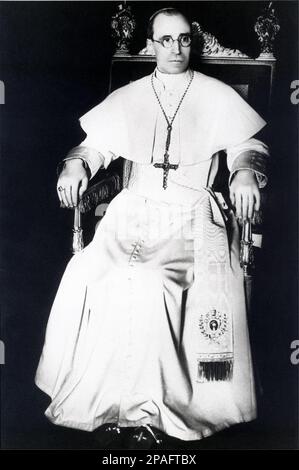 1940 Ca : Papst PIO XII ( Eugenio Maria Giuseppe Giovanni Pacelli , 1876 - 1958 ) - RELIGIONE CATTOLICA - KATHOLISCHE RELIGION - Rituto - Porträt - PAPA - trono - occhiali - Lens - CITTA' del VATICANO - VATIKANSTADT - crocefisso - crocifisso ----- ARCHIVIO GBB Stockfoto