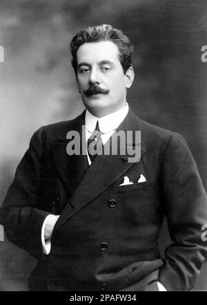 1906 Ca , New York , USA : der gefeierte italienische Komponist GIACOMO PUCCINI 1858 - 1924 ) . Foto von A. Dupont , New York - OPERA LIRICA - COMPOSITORE - MUSICA - Portrait - ritratto - Baffi - Schnurrbart - CLASSICA - KLASSISCH - COMPOSITORE LIRICO - Portrait - ritratto - Krawatte - Cravatta - fermacravatta - Pinn - Kragenband - musicica - MUSICICA - MUSICICA - MUSICA - MUSICICA ARCHIVIO GBB Stockfoto