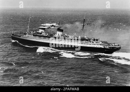 1930er Jahre: Die S.S. Rex war ein italienischer 51.100-Tonnen-Seeschiff, der 1931 gestartet wurde. Auf diesem Foto, das im Mai 1938 aufgenommen wurde, flog die Boeing Y1B-17 in der Nähe des italienischen Schiffs „Rex“, etwa 800 Meilen östlich von New York City (USA) Air Force Foto ). Die Luftenergie, YB-17-Bomber der USA Das Army Air Corps hat den Rex auf See abgefangen. Der Rex führte transatlantische Überfahrten von Italien aus mit seinem Mitläufer, dem Conte di Savoia, durch. Am 8. September 1944 wurde sie vor Koper von 123 Raketen getroffen, die von RAF-Flugzeugen abgefeuert wurden, von Stamm bis Heck in Brand geraten, auf ihre Backbordseite gerollt und s Stockfoto