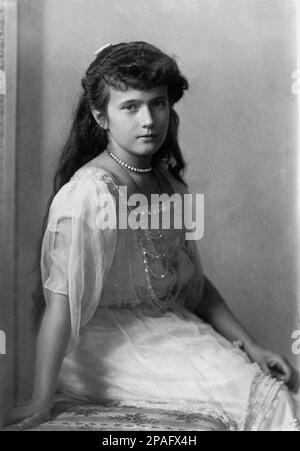 1913 Ca : die russische Großherzogin ANASTASIA ROMANOV ( 1901 - 1918 ) , die jüngste Tochter des russischen Zaren Nikolaus II . und Alexandra Fjodorowna . Es wird angenommen, dass sie am 17. Juli 1918 mit ihrer Familie von Streitkräften der bolschewistischen Geheimpolizei ermordet wurde. Es gibt jedoch Gerüchte über ihre mögliche Flucht seit 1918, angetrieben durch Berichte, dass zwei Reihen von Überresten, identifiziert als Alexei Nikolajewitsch, Zarewitsch von Russland, und entweder Anastasia oder ihre ältere Schwester Maria, in einem Massengrab in der Nähe von Jekaterinburg vermisst wurden und später durch DNA-Tests A identifiziert wurden Stockfoto