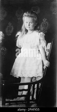 1906 Ca : die russische Großherzogin ANASTASIA ROMANOV ( 1901 - 1918 ) , die jüngste Tochter des russischen Zaren Nikolaus II . und Alexandra Fjodorowna . Es wird angenommen, dass sie am 17. Juli 1918 mit ihrer Familie von Streitkräften der bolschewistischen Geheimpolizei ermordet wurde. Es gibt jedoch Gerüchte über ihre mögliche Flucht seit 1918, angetrieben durch Berichte, dass zwei Reihen von Überresten, identifiziert als Alexei Nikolajewitsch, Zarewitsch von Russland, und entweder Anastasia oder ihre ältere Schwester Maria, in einem Massengrab in der Nähe von Jekaterinburg vermisst wurden und später durch DNA-Tests A identifiziert wurden Stockfoto